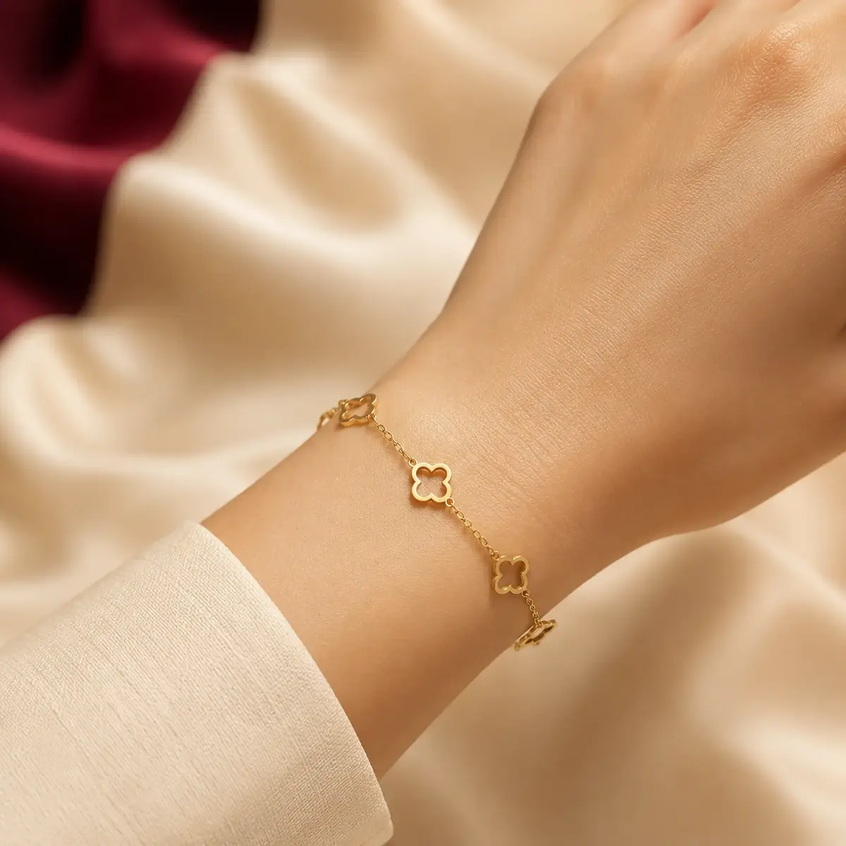 Браслет Van Cleef Outline — Золото, на руці