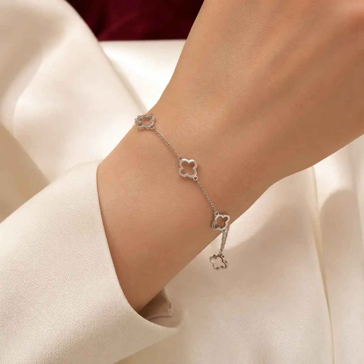 Браслет Van Cleef Outline — Срібло, на руці