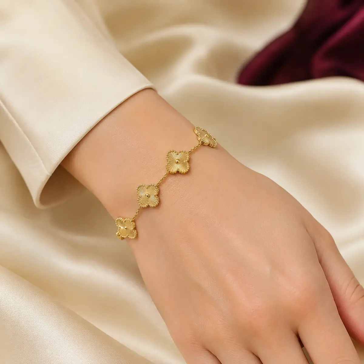 Браслет Van Cleef Soleil — Золото, на руці