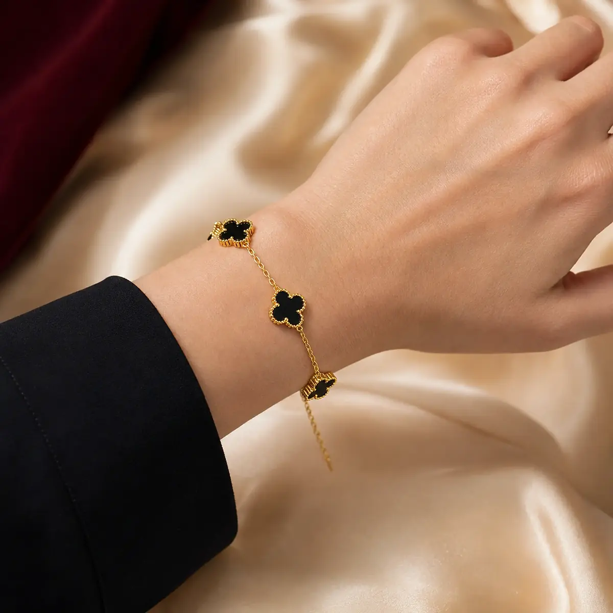 Браслет Van Cleef — Золото / чорний, на руці