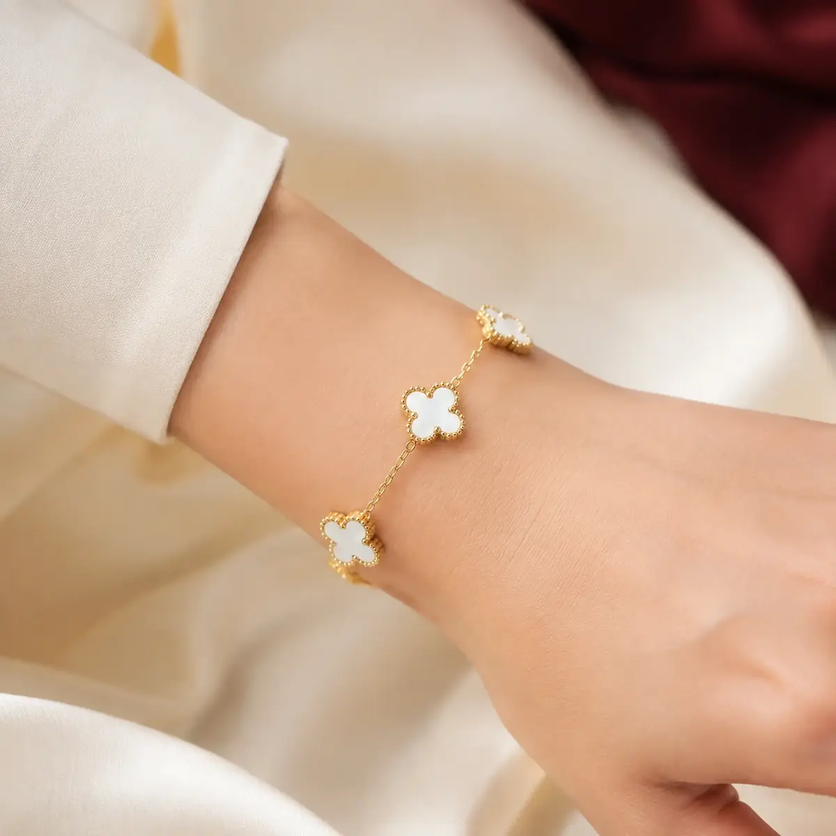 Браслет Van Cleef — Золото / білий, на руці